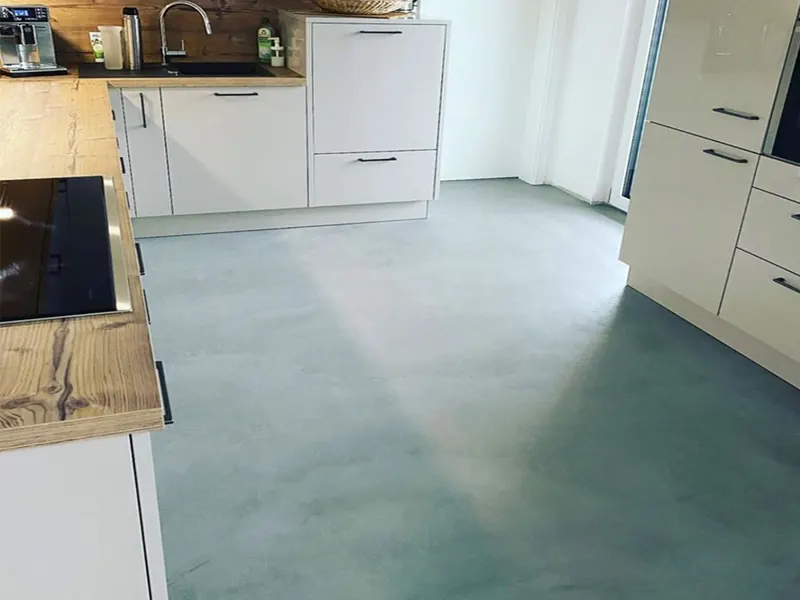 Küchenboden aus Mikrozement in grünlich-grauem Farbton