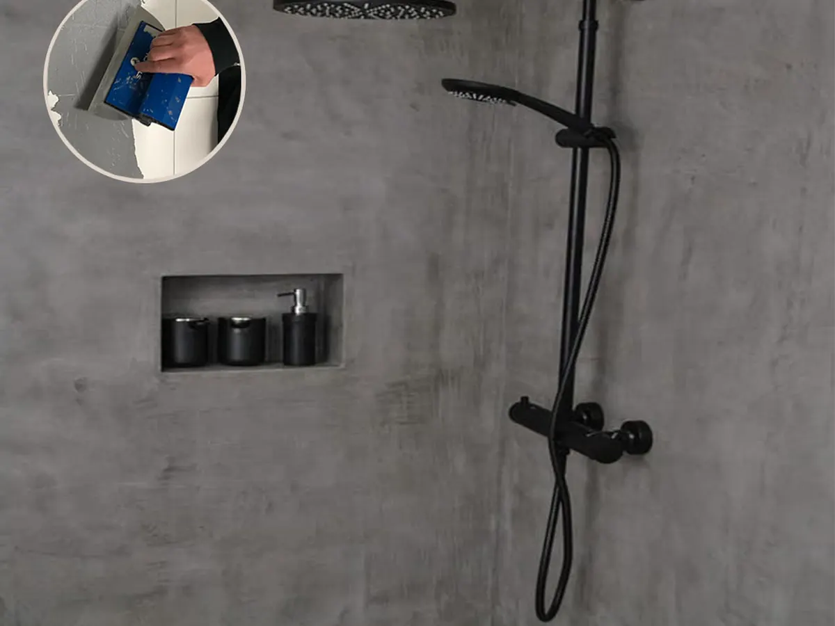 Fugenlose Duschwand aus grauem Mikrozement mit Wandnische und schwarzer Regendusche