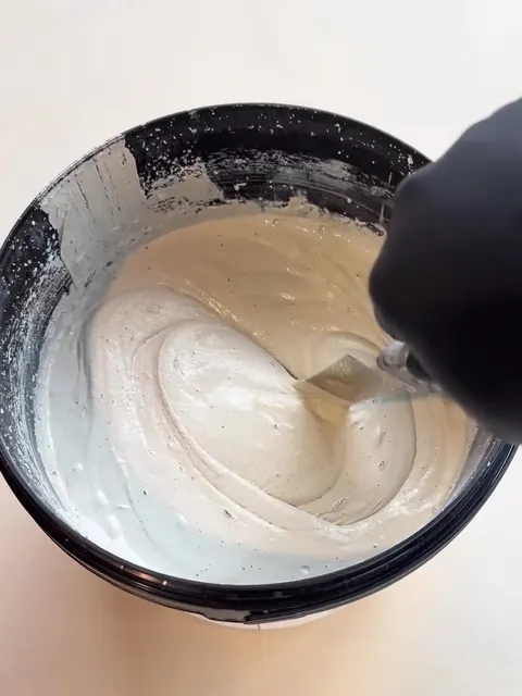 Esstisch in Mikrozement, Schritt 3: Aufrühren – Mikrozement im Eimer kurz aufrühren